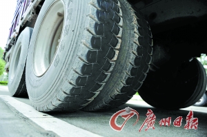 涉嫌碾過(guò)尸體的大貨車。