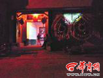 昨晚8時許，老人的大兒子的家正在辦喪事，屋外擺放著花圈 本報記者張超攝
