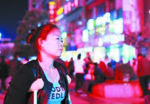 走在燈火闌珊的蘭州街頭，史女士迷茫無助。