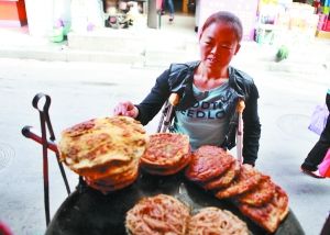 手頭拮據(jù)，每天只能吃一頓飯。