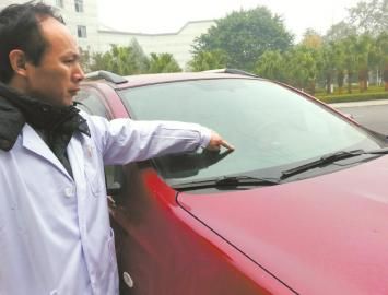 唐中山的車玻璃被醉酒男子砸壞。