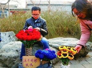 李博文周末在什剎海擺攤賣花。 晨報(bào)記者 王巍/攝