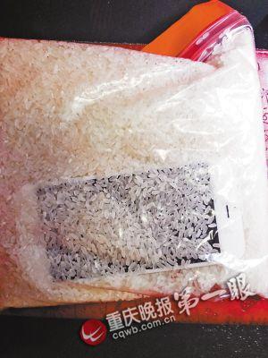落水后，把手機放進大米里吸水