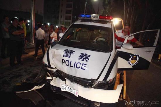 南都記者昨晚趕到現(xiàn)場時，交警及保險公司已經(jīng)在處理事故，現(xiàn)場有很多圍觀者。
