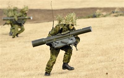 “作戰(zhàn)” 1月13日，日本自衛(wèi)隊一隊員在新年軍演中手持武器，發(fā)動進攻。媒體尚未公布1月22日的美日聯(lián)合軍演圖片。