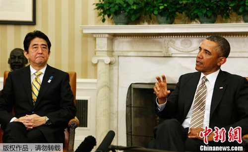 　正在美國(guó)訪(fǎng)問(wèn)的日本首相安倍晉三2月22日在白宮與奧巴馬進(jìn)行首次會(huì)晤。