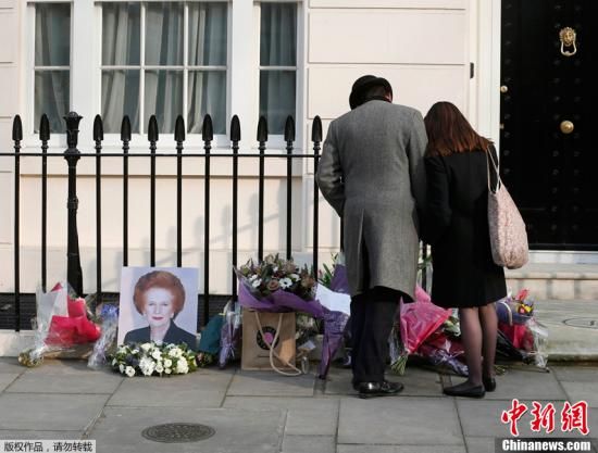當(dāng)?shù)貢r(shí)間2013年4月8日，英國倫敦，民眾在英國前首相撒切爾夫人位于倫敦的住所前進(jìn)行悼念活動(dòng)。