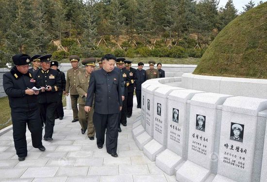原文配圖：金正恩前往烈士墓拜祭。