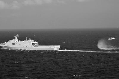 11日，抵達(dá)馬航飛機(jī)失聯(lián)海區(qū)的海軍井岡山艦與艦載直升機(jī)協(xié)同展開立體搜救行動。新華社發(fā)
