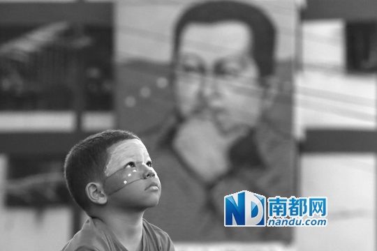 3月5日，一名委內(nèi)瑞拉兒童仰望天空，他身后是查韋斯的陵墓。