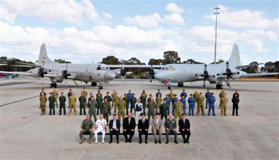 4月29日，參與搜尋馬航失聯(lián)客機(jī)的多國軍人和軍機(jī)在珀斯皮爾斯空軍基地合影。5月1日，馬航宣布搜尋進(jìn)入新階段，重點(diǎn)將借助不同技術(shù)擴(kuò)大海底搜尋。