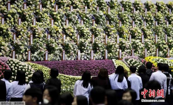 韓國民眾絡繹不絕地前往位于安山的集體焚香所，悼念“世越”號客輪沉沒事故死難者。