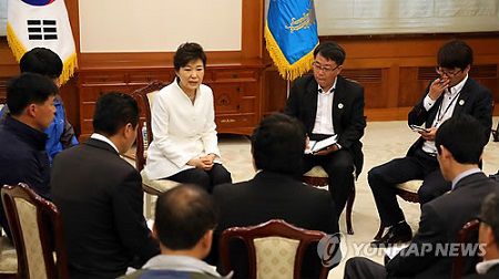 16日下午，樸槿惠接見(jiàn)“世越”號(hào)客輪遇難者家屬，并在家屬面前親自道歉。（韓聯(lián)社）