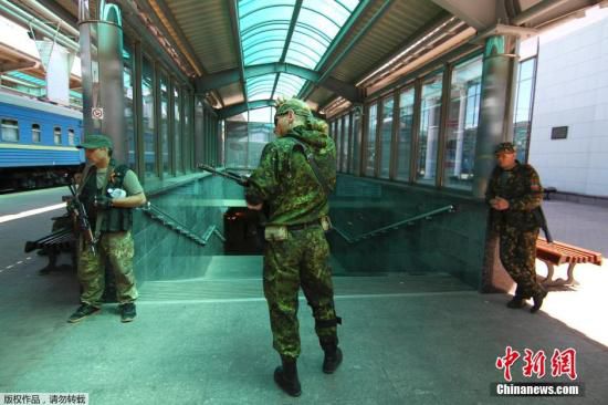 烏克蘭政府軍和民間武裝在頓涅茨克機(jī)場(chǎng)火車站附近發(fā)生激烈交火,火車站附近街道受到炮彈猛烈襲擊。