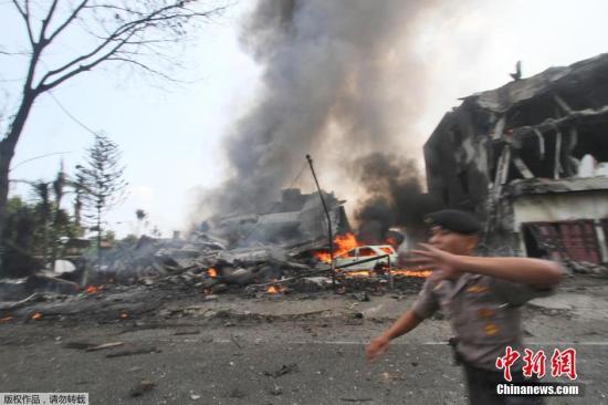 當?shù)貢r間6月30日，印尼棉蘭，印尼一架軍用運輸機起飛不久后在居民區(qū)墜毀，機體爆炸燃成火球。