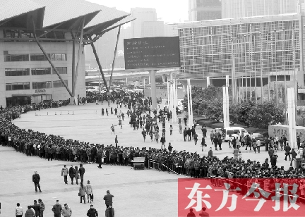 3月2日，在鄭州國(guó)際會(huì)展中心，河南省春季人才招聘會(huì)舉行，六萬(wàn)五千名求職者扎堆求職