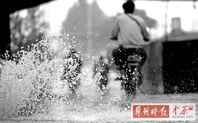 航海路鐵路立交橋下，一個(gè)窨井冒出半米多高的“噴泉” 鄭州晚報(bào)記者 馬健 圖