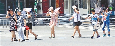  街頭，遮擋陽(yáng)光是一門“技術(shù)活”。
