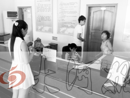 鄭州市人才交流服務中心二樓大廳，剛畢業(yè)大學生咨詢政策，工作人員卻在若無其事地玩手機。