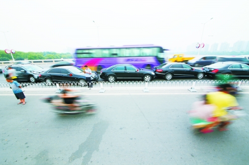 洛陽(yáng)迎親奔馳車(chē)隊(duì)當(dāng)街遭遇連環(huán)撞