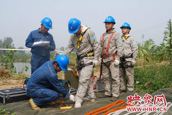 “弟兄們”每次上塔作業(yè)，樊建軍都要認(rèn)真核對(duì)檢查，不容一絲失誤出現(xiàn)。