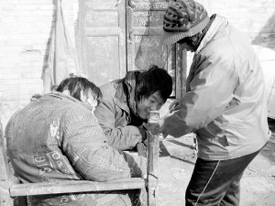 去年年初，武文英和雙胞胎腦癱兒子。圖片來源/《周口晚報(bào)》