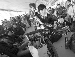 由于媽媽生病，盧文成只得中途放棄騎行改乘火車趕回老家。