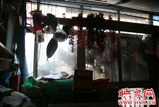 受影響的住戶(hù)將自己的窗戶(hù)遮擋起來(lái)，以防被加蓋樓層住戶(hù)看到自家