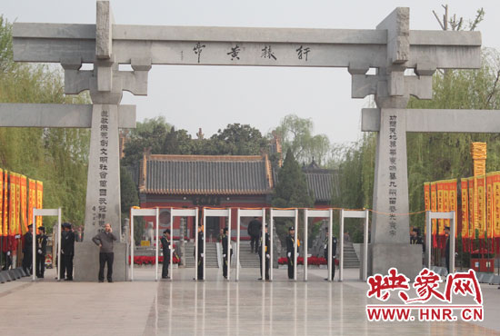 大典入口安檢嚴(yán)格。