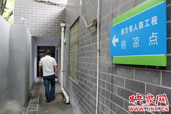 在每一處納涼點(diǎn)均有醒目標(biāo)志，市民可就近前往。