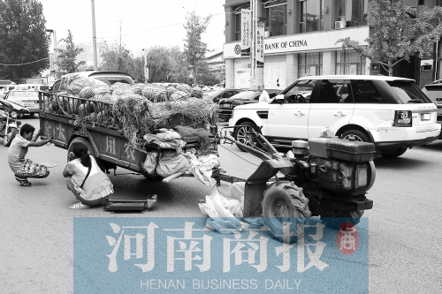 兩車相蹭后，小陳與妻子慌了神