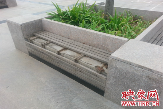 基礎(chǔ)設(shè)施破壞嚴重，一直無人修理。
