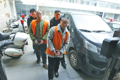 倆刑釋男子，冒充“富二代”，微信搜附近的人，專搶出入娛樂(lè)場(chǎng)所女性