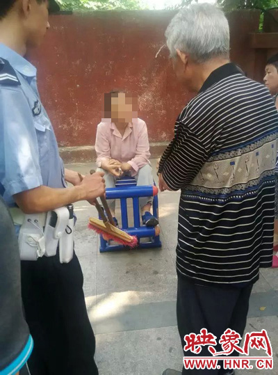 老太當(dāng)時坐在健身器材上做仰臥起坐，說環(huán)衛(wèi)工人影響她鍛煉身體了，便開始謾罵環(huán)衛(wèi)工人。