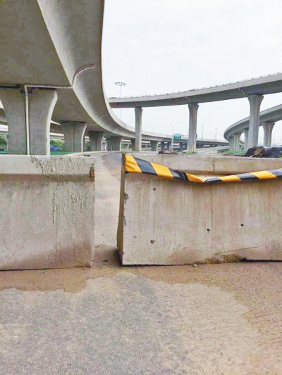  京廣快速路北延地面道路北三環(huán)入口處，一排石墩擋道，不讓入內(nèi)。