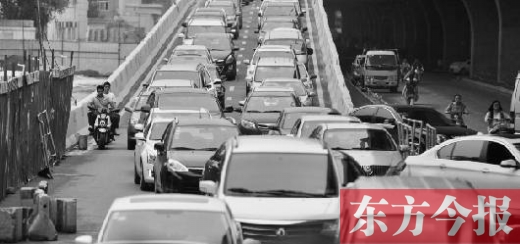 昨日，鄭州市大學(xué)路與隴海路交叉口處，因封閉施工，現(xiàn)場堵成停車場