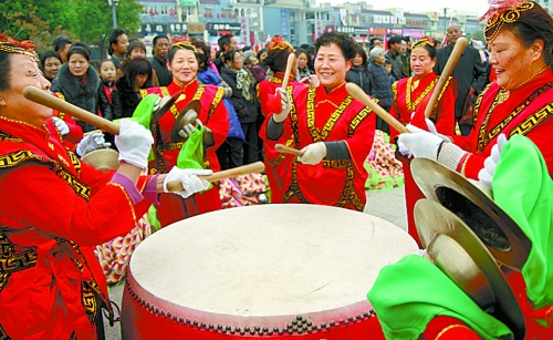 11月15日，鄧州廣大干部群眾載歌載舞慶祝黨的十八大勝利閉幕。