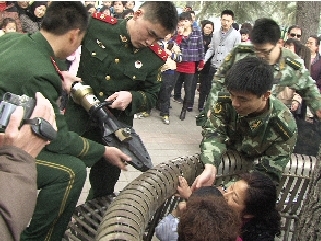 消防官兵拿來(lái)液壓撐試圖撬開