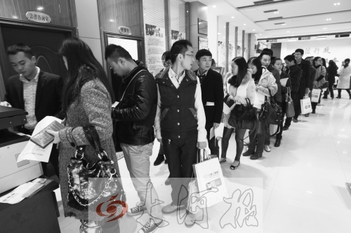 昨天,除復(fù)印材料處有新人排隊外,金水區(qū)民政局婚姻登記處大廳內(nèi)處未見新人排隊的火爆場景。