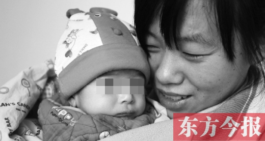 鄭州兒童福利院工作人員，小心地照看著一名體型瘦小的棄嬰