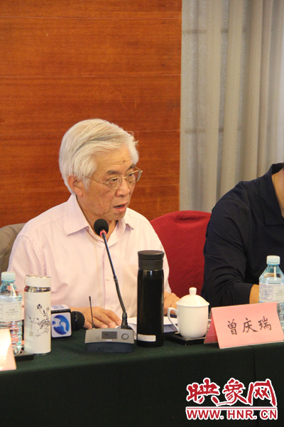中國傳媒大學教授、博士生導師曾慶瑞正在發(fā)言
