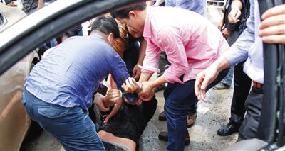 昨日，警方和市民們一起砸窗將肇事者控制。當(dāng)日，福州閩侯縣，一名男子駕駛小車在青口鎮(zhèn)奔馳大道附近撞人后逃逸，事故致7人死亡，12人受傷。圖/CFP