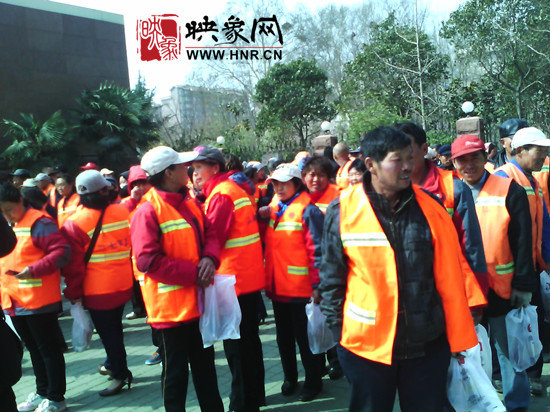 　　“韓胖子”千只茶香雞茶香鴨捐贈環(huán)衛(wèi)工人、農(nóng)民工學(xué)子和鄭州市社會福利院。