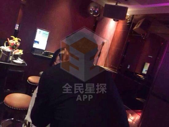 網(wǎng)絡(luò)曝光的田源激吻照，田源稱是角度問題