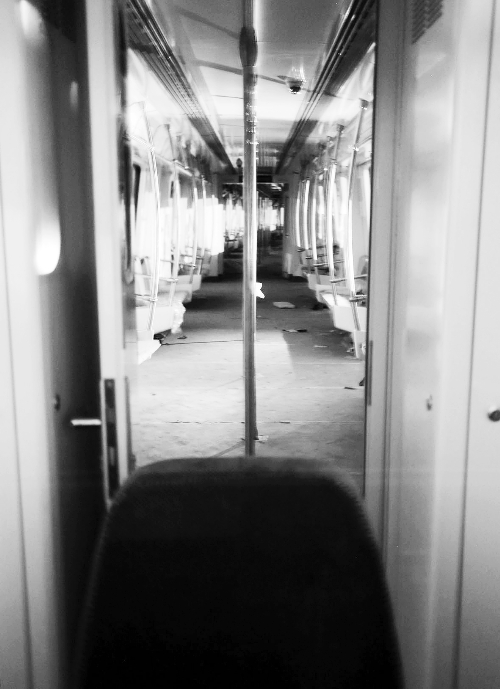 透過擋風(fēng)玻璃，依稀能看到車廂內(nèi)的樣子