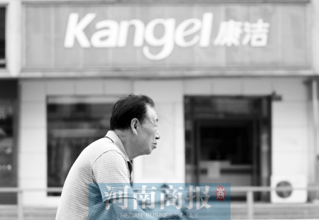 　這一切，將會給康潔公司、加盟商，乃至鄭州洗衣行業(yè)，帶來什么？ 記者 趙卓/攝