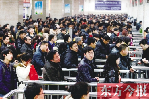 鄭州火車站迎來節(jié)后最后一波客流高峰。昨日，售票廳內(nèi)人頭攢動(dòng)