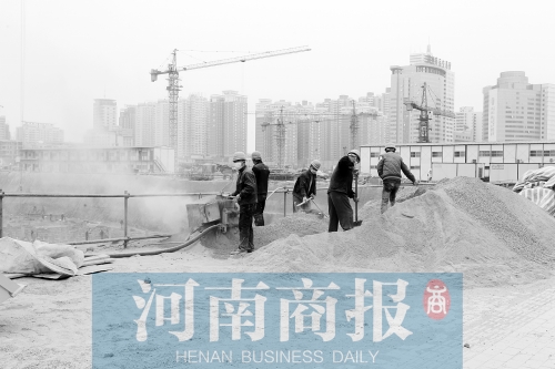緯二路與東明路交叉口附近，一處工地上塵土飛揚(yáng) 記者 鄧萬里/攝