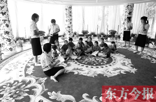 鄭州一幼兒園里的孩子在老師的帶領(lǐng)下讀《論語》。