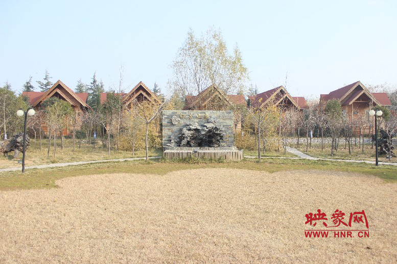 后面就是小別墅，前面是個(gè)廣場(chǎng)